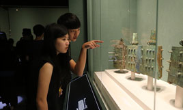 臺灣青年走進首都博物館 觀展繪扇感受中華文化魅力