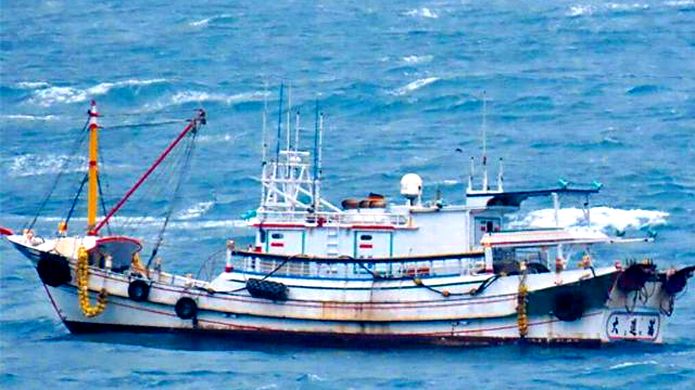 福建海警依法查扣一艘涉嫌非法捕撈的臺灣省籍漁船