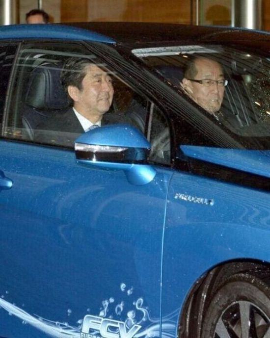 豐田新車請首相安倍代言 中國經銷商叫苦不迭