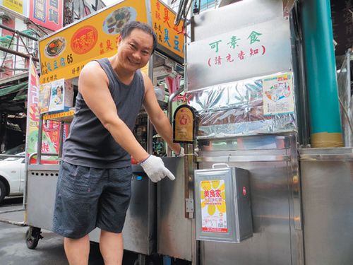 餿水油事件引發食客恐慌夜市攤販擺出油桶自清