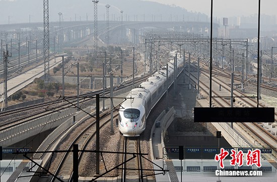 資料圖 一輛和諧號列車駛入高鐵南京南站。 <a target='_blank' href='http://www.chinanews.com/' _fcksavedurl='http://www.chinanews.com/'></p></table><p  align=