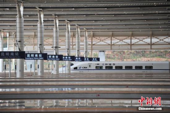 資料圖 1月3日，昆明等待上客的列車。<a target='_blank' href='http://www.chinanews.com/' _fcksavedurl='http://www.chinanews.com/'></p></table><p  align=