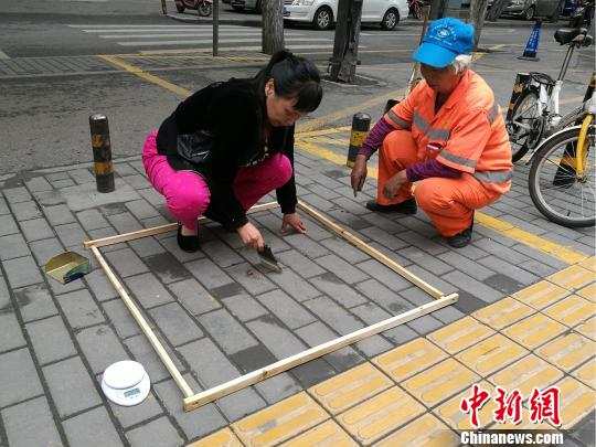 圖為檢查人員在標準範圍收集塵土稱重。　張梟 攝