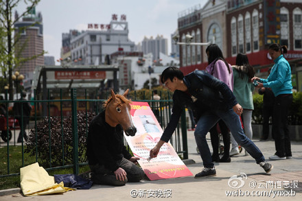 父親為救子街頭扮馬讓人騎：騎一次五元(圖)