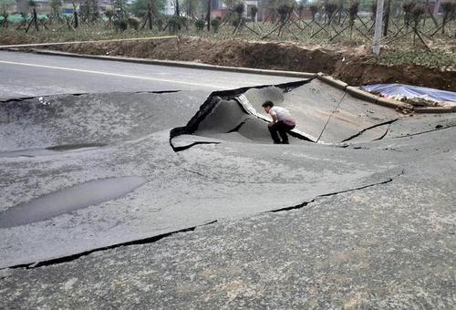 一夜大雨淋塌鄭州新修公路 路人感嘆”豆腐渣“工程