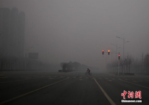 資料圖：2017年1月1日，霧霾籠罩下的河南鄭州城區。 <a target='_blank' href='http://www.chinanews.com/' _fcksavedurl='http://www.chinanews.com/'></table><p  align=