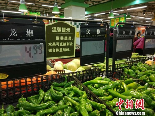 資料圖：市民在超市選購蔬菜。<a target='_blank' href='http://www.chinanews.com/' _fcksavedurl='http://www.chinanews.com/' ></table><p  align=