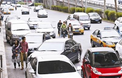 雙安商場附近道路亂停車現象有所緩解，但仍然有眾多佔道車