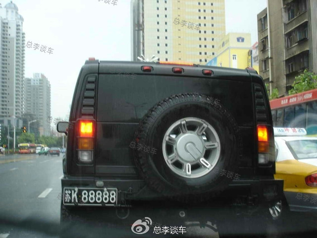 看車牌這車值百萬 近看幾萬?揚州霸氣路虎