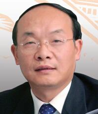 一汽集團董事長徐平 58歲的徐平1982年進入第二汽車製造廠，經過28年的摸爬滾打，2010年成為東風汽車董事長、黨委書記。徐平曾一手主導東風的“大自主”戰略，被汽車界稱為東風汽車發展的大功臣。