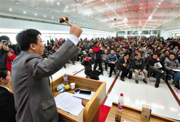 叫價 昨日，中央和國家機關公車改革取消車輛首場拍賣會在京舉行，拍賣師劉京武正在叫價。