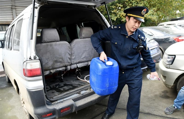 交警驚呆了 黑車背桶酒精當“新能源”