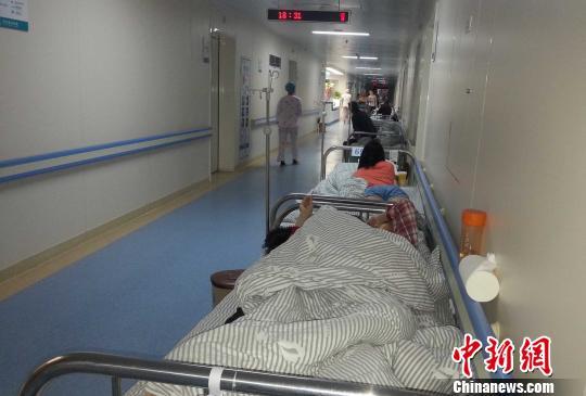 河南省腫瘤醫院普通病房外的走廊加滿床，但收費標準不一。　齊永　攝