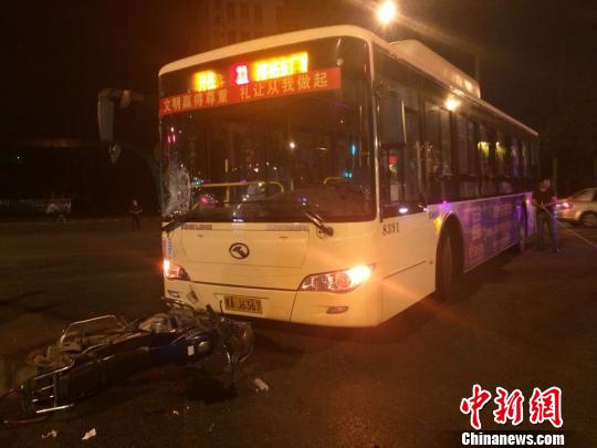 哈爾濱一公交車與摩托車相撞致2人傷