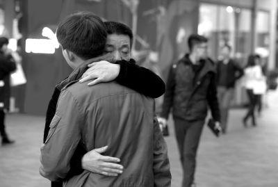 嫌疑人自首前與兒子擁抱。京華時報記者蒲東峰攝