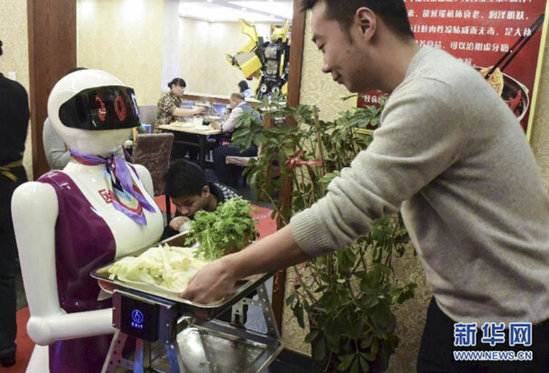 烏魯木齊一餐廳機器人“上崗”（高清）