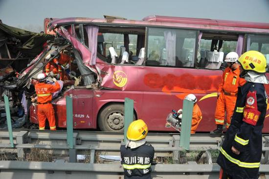 大巴車車頭受損嚴重