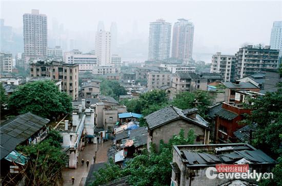 p57-1 位於重慶市區的棚戶區被高樓環繞 《中國經濟週刊》記者 夏一仁 攝