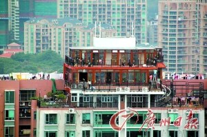 深圳豪宅公寓頂層建起“樓上樓”