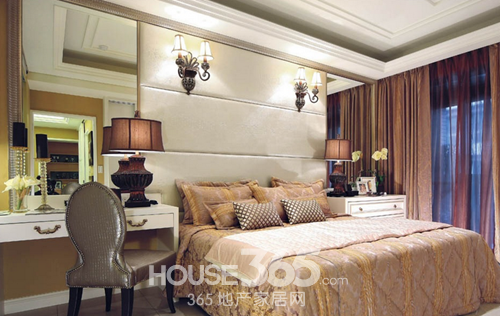 主臥室利用古典線板與床背繃板的設計來增加舒適感，而對稱壁燈則提升空間奢華度。