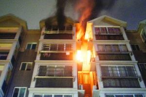 午夜居民樓突發大火 火勢並未蔓延至其他住戶家中