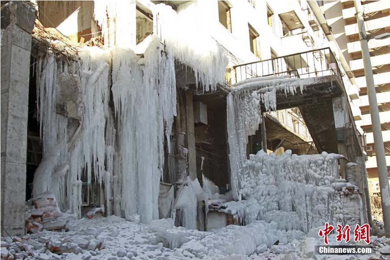 高清：水管爆裂 瀋陽一樓房現“冰瀑”