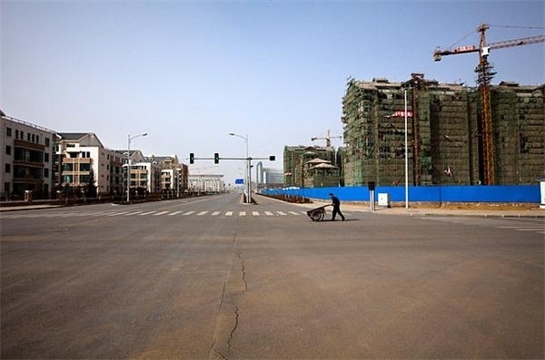 在中國房地産的瘋狂投資和扭曲發展下，中國已經有了多座鬼城。這些城市空空蕩蕩，毫無人煙，多為二三線城市。