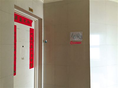 珠江綠洲家園11號樓，“膠囊公寓”門外並無招牌，僅用彩筆標記了一個A4紙大小的門牌號。