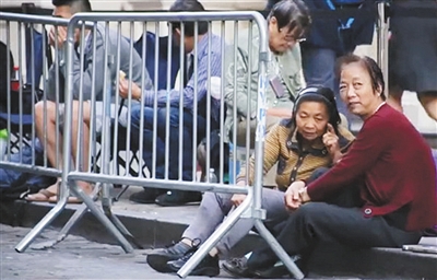紐約，iPhone 6發售前一天，一家蘋果店前，擠滿了排隊的華人