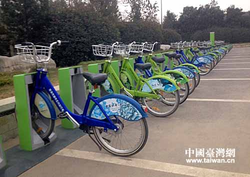 今年4月來，菏澤投資1500萬元新建成100個公交自行車出借站