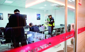 12月29日，在深圳香蜜湖一家汽車4S店，由交管、市場監管等部門組成的執法隊對該店的銷售和庫存情況進行統計。