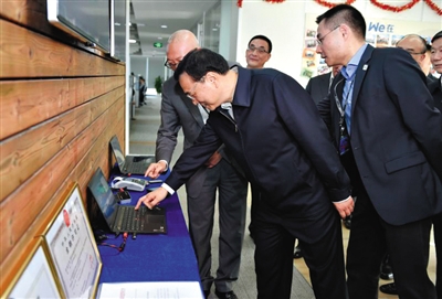 4日，李克強見證國內首家開業的網際網路民營銀行完成第一筆放貸業務。中國政府網