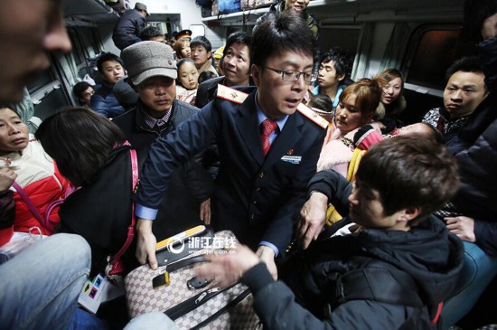 2月1日，杭州貴陽3599/3600臨客列車從杭州發車後，人滿為患。