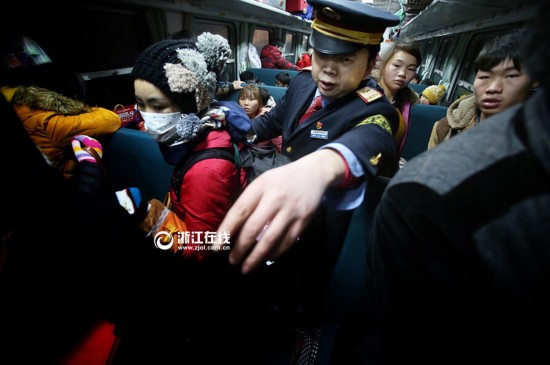 2月1日，杭州貴陽3599/3600臨客列車從杭州發車後，人滿為患。