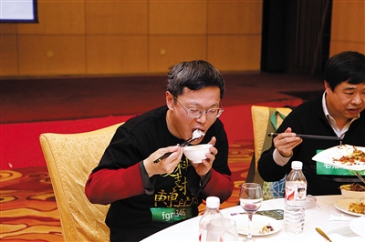 昨日，北京轉基因大米試吃大會在湖北大廈舉行，轉基因大米端上桌後網友開吃。新京報記者 高瑋 攝