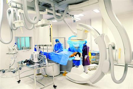 2013年3月5日，黑河市第一人民醫院醫護人員使用數字減影血管造影系統DSA給患者做心臟支架手術。/CFP
