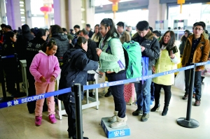 昨日，北京站乘客在進站安檢。晨報記者　王巍/攝