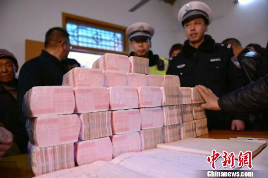 江蘇包工頭帶500萬現金回家發工資 警方接力護送