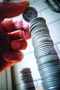 小小的幾分錢硬幣，如今竟已身價上萬元。1979年的5分硬幣、1980年的2分硬幣和5分硬幣、1981年的1分硬幣和5分硬幣，在錢幣收藏界被稱為“五朵金花”。當年它們沒有進入流通市場，如今價格已飆漲至萬元以上。