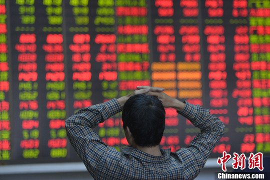 中國股市“兩重天”：滬指失守4300點創業板創新高
