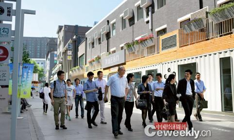 p33中關村創業大街每天都有從各地趕來的參觀團《中國經濟週刊》記者 肖翊I 攝