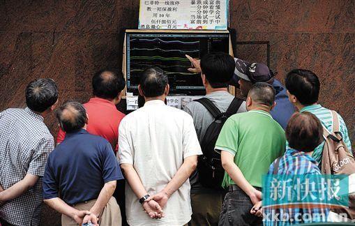 ■6月7日，股民在上海“馬路股市沙龍”交流資訊和炒股心得。 新華社發