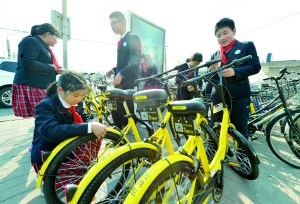 　日前，地壇小學的“小雷鋒”們來到安定門地鐵公交樞紐，將地鐵口無序停放的共用單車整齊地擺好，方便行人取車。北京晨報記者 李木易/攝