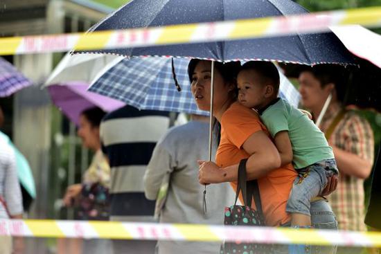 資料圖片：家長們在排隊等候幼兒園抽籤搖號。 新華社記者劉軍喜攝