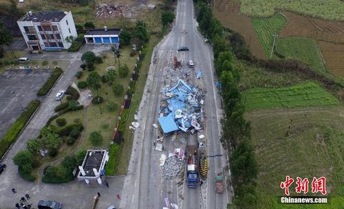 2016年1月13日，在209國道廣西柳州市融安縣浮石鎮路段，工人們正在拆除浮石收費站。譚凱興 攝