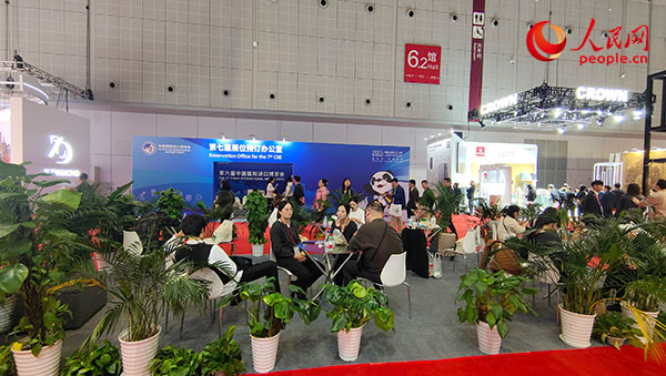 第六屆進博會尚未結束，參展商已經開始預訂第七屆展位。人民網記者 李彤攝