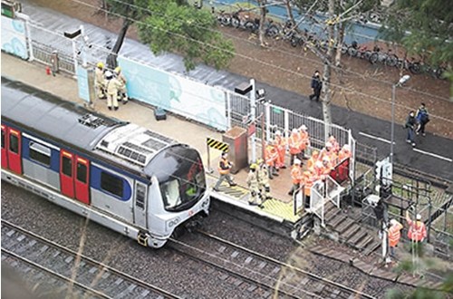 港鐵一路線一天發生兩宗事故列車車頂現火光（圖）