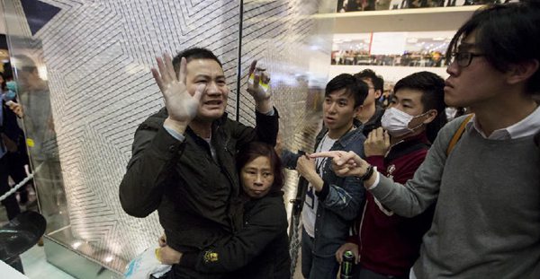 香港商場又現圍堵內地旅客 部分人與內地旅客互相指罵