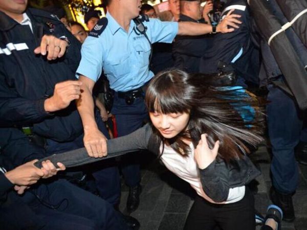 香港又爆反水貨客示威 示威者街頭指罵內地遊客踢行李箱