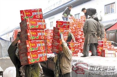 近日,菜園壩水果市場,新疆冰糖心蘋果運到販賣區。重慶晨報記者 甘俠義 攝